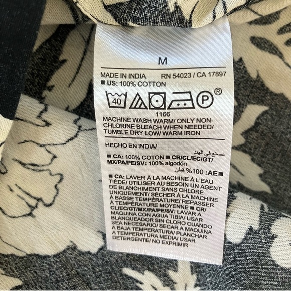 NWT Men’s Old Navy Black Floral Camp Button Up Hawaiian Short Sleeve Shirt Med - Picture 5 of 6